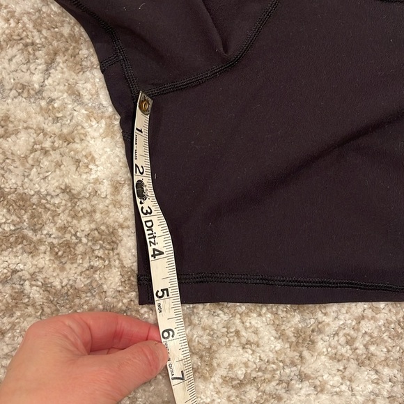 Lululemon RARE Reverse Groove Short (Regular) size 8 - Picture 6 of 7